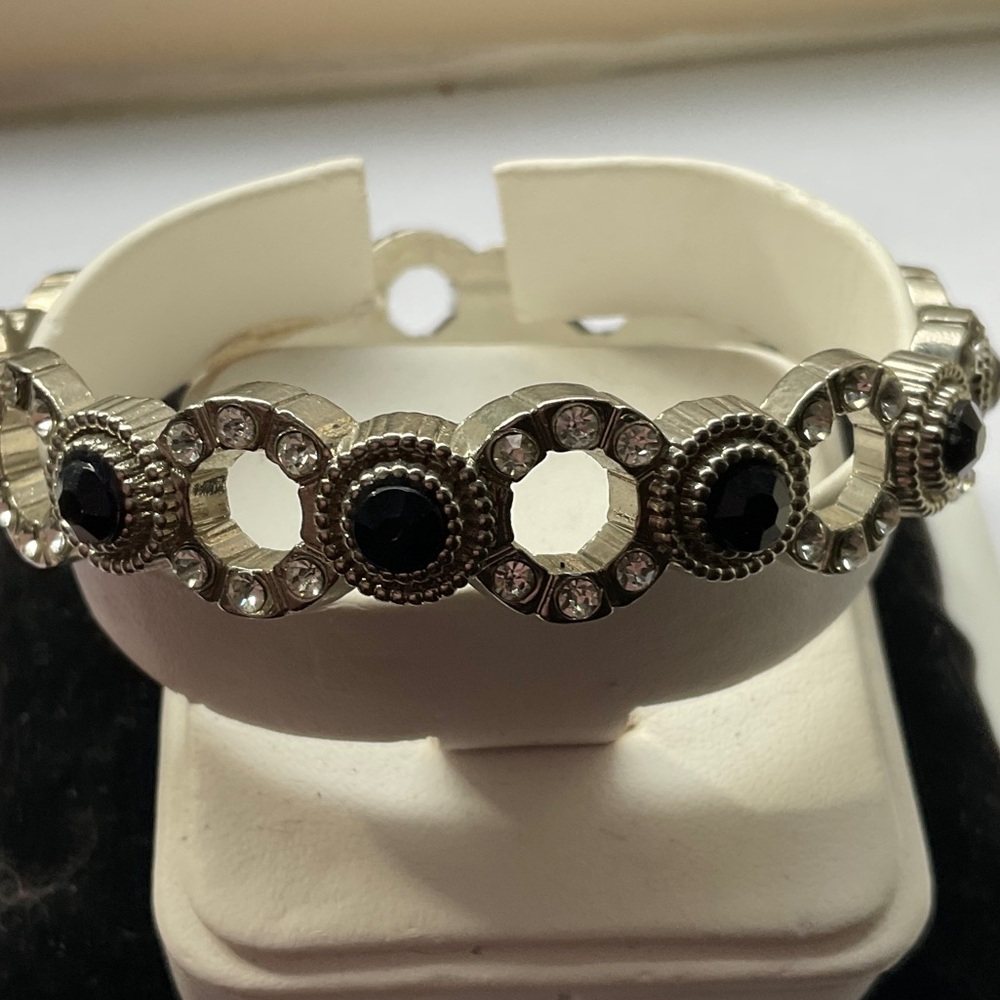 ⚫️Brand New Bangle Bracelet With Back & Clear Faceted Rhinestones, Silver Tone